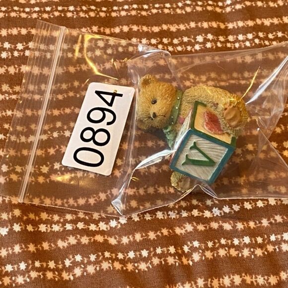 Vintage 1995 Priscilla Hillman V Alphabet Bear Cherished Teddies - Picture 3 of 3